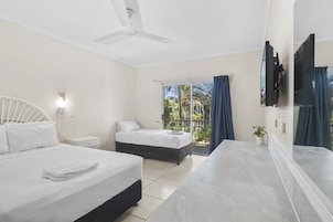 Espacio para trabajar con laptop, wifi gratis y ropa de cama