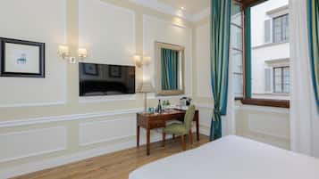 Double Prestige Via Dei Calzaiuoli View | Minibar, in-room safe, desk, blackout curtains