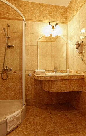 Shower, free toiletries, hair dryer, towels - Hotel Europejski (Kraków)