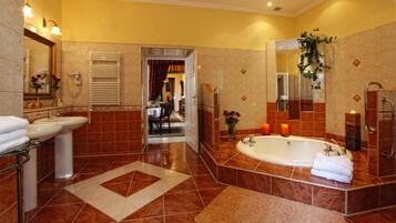 Deluxe Apartment | Bathroom | Shower, free toiletries, hair dryer, towels