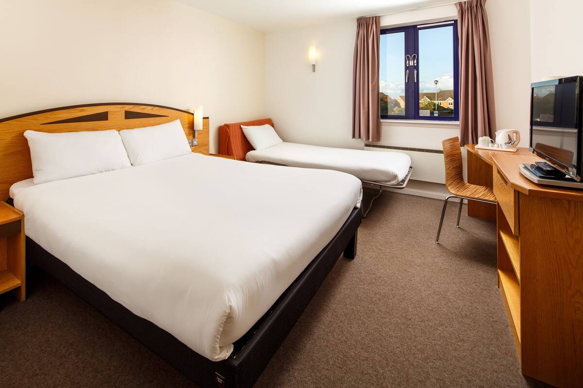 Family Double Room | In-room safe, desk, iron/ironing board, WiFi (free)