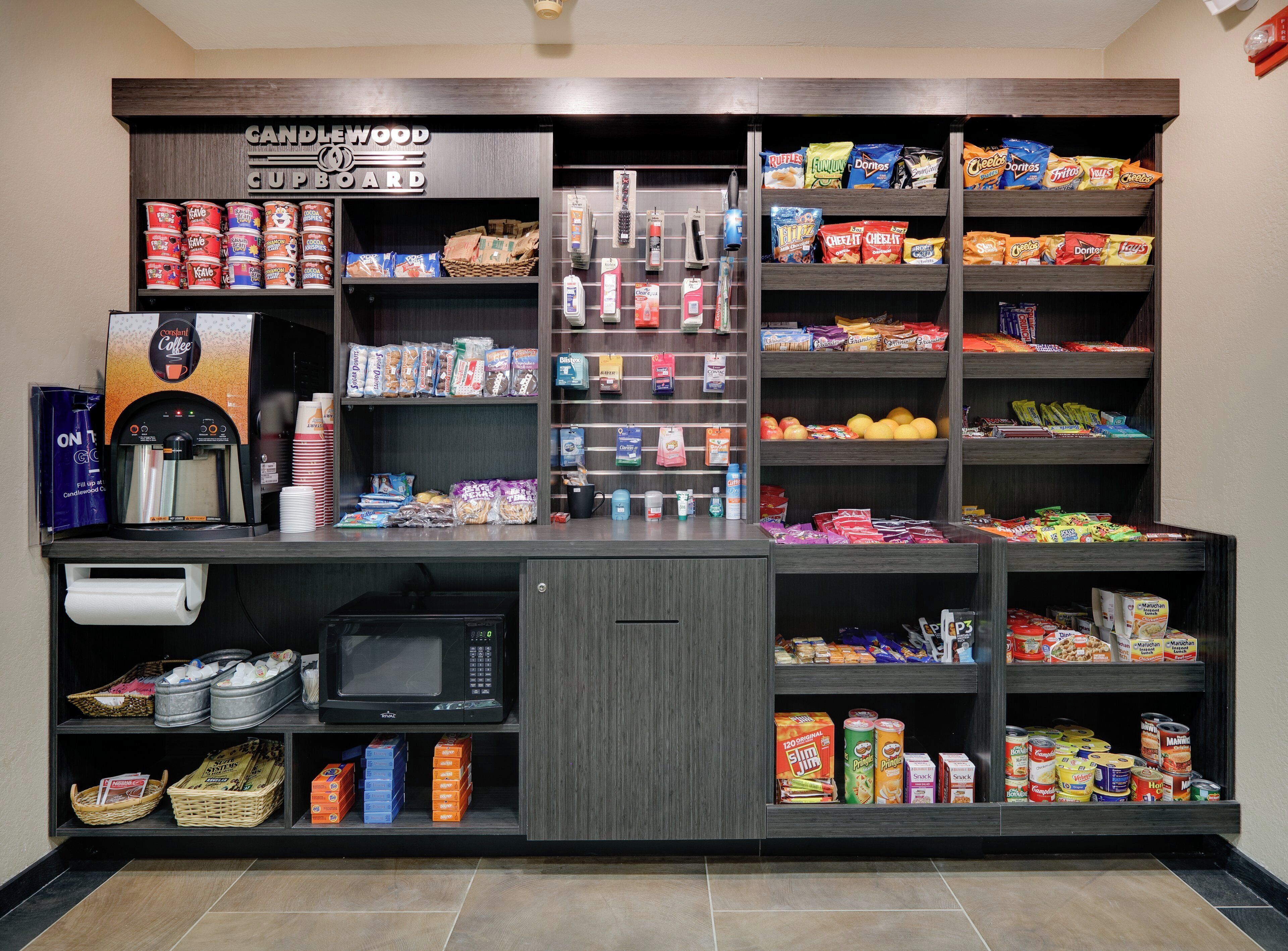 Een automaat met een koffieapparaat, snacks en een magnetron.