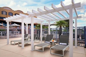 Outdoor pool, pool umbrellas, pool loungers - Scottsdale Marriott at McDowell Mountains (Scottsdale)