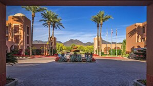A hotel entrance with palm trees, a fountain, and mountains in the background. - Scottsdale Marriott at McDowell Mountains (Scottsdale)