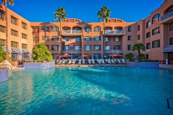 Pool amenities at Scottsdale Marriott at McDowell Mountains