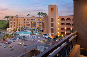 Deluxe Room, 1 Bedroom, Pool View | Hypo-allergenic bedding, pillowtop beds, in-room safe, desk at Scottsdale Marriott at McDowell Mountains