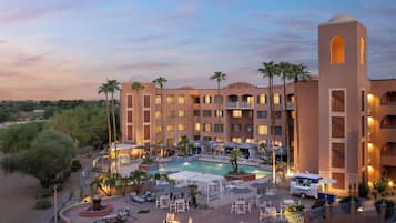 Alberca al aire libre, sombrillas en la alberca y camastros