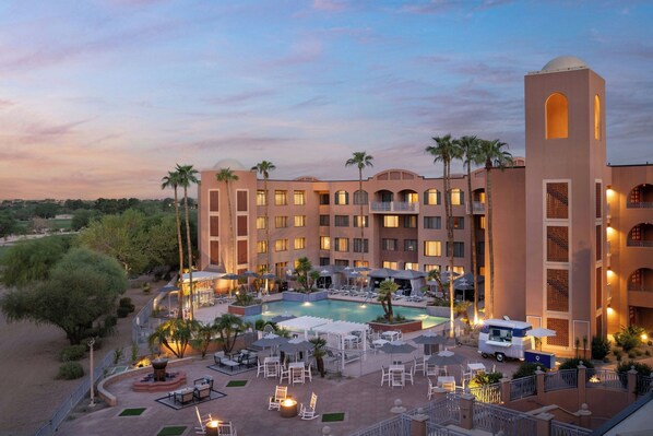 Außenpool, Sonnenschirme, Liegestühle