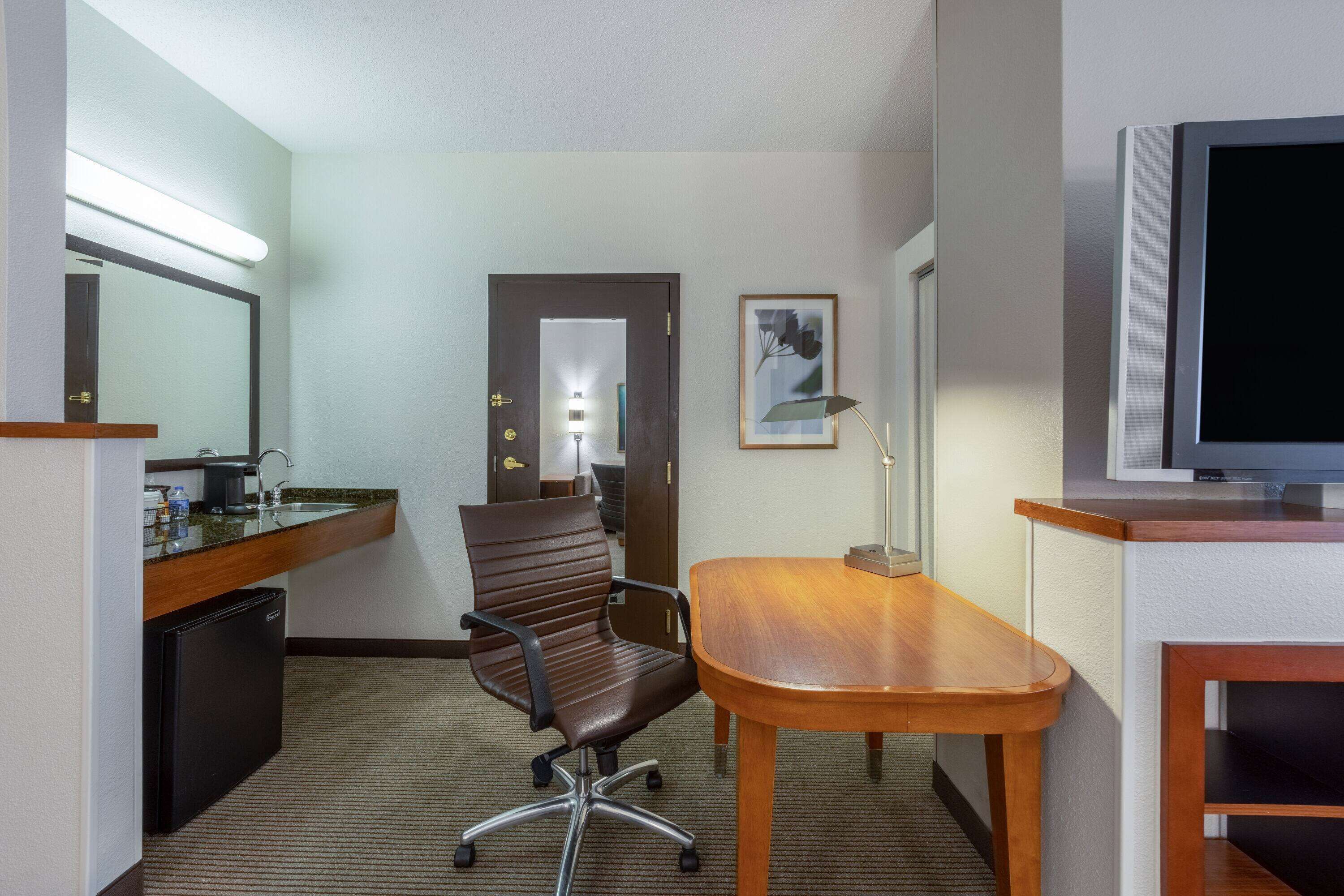 premium bedding, in-room safe, desk, laptop workspace