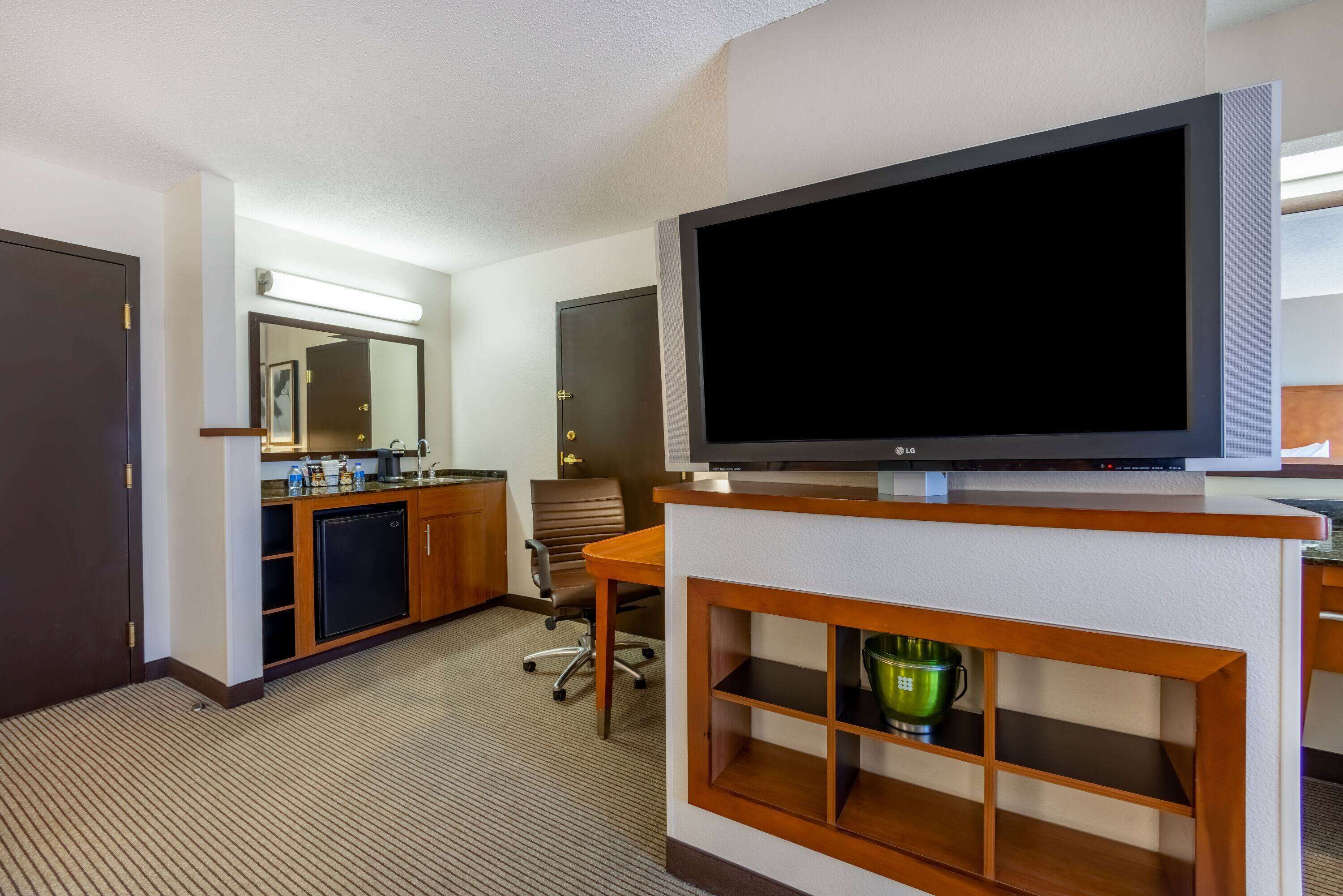 premium bedding, in-room safe, desk, laptop workspace