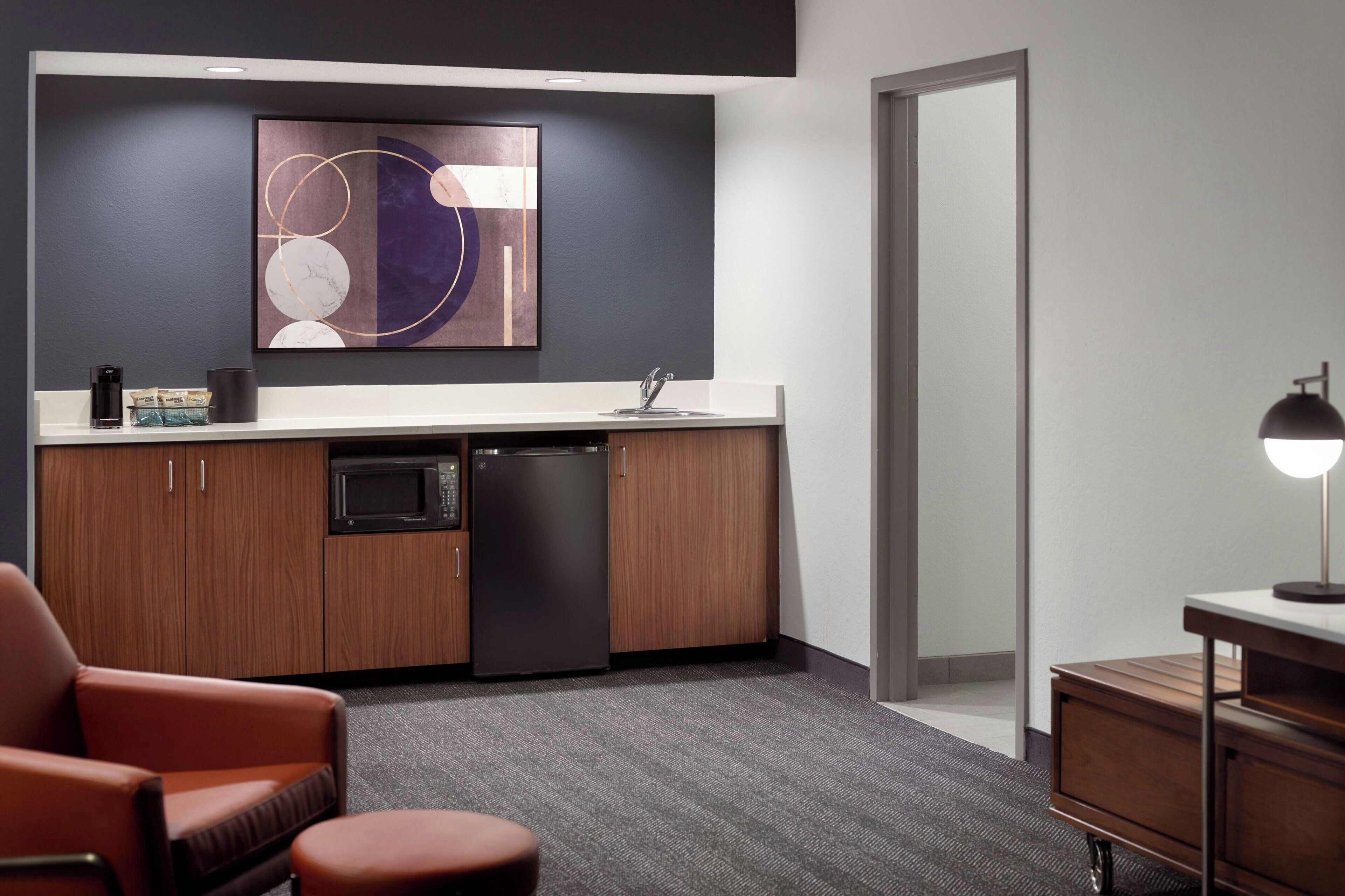 suite, 1 bedroom, non smoking | bar (on property)