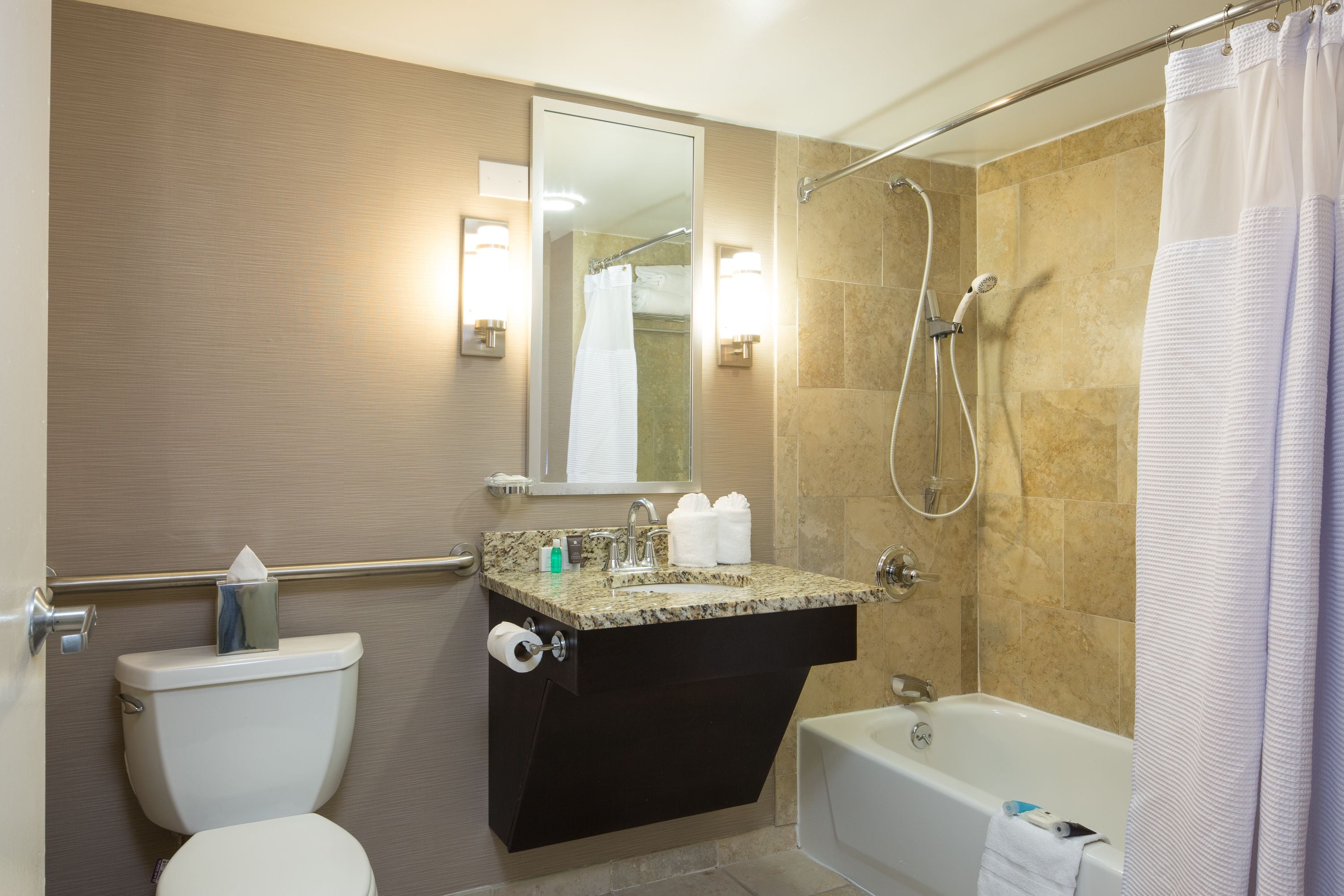 Combined shower/bathtub, free toiletries, hair dryer, towels