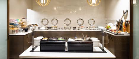 Petit déjeuner et dîner servis sur place