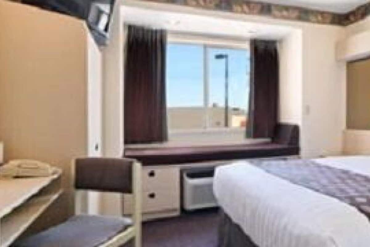 Suite, 1 Queen Bed | Desk, laptop workspace, blackout curtains, iron/ironing board