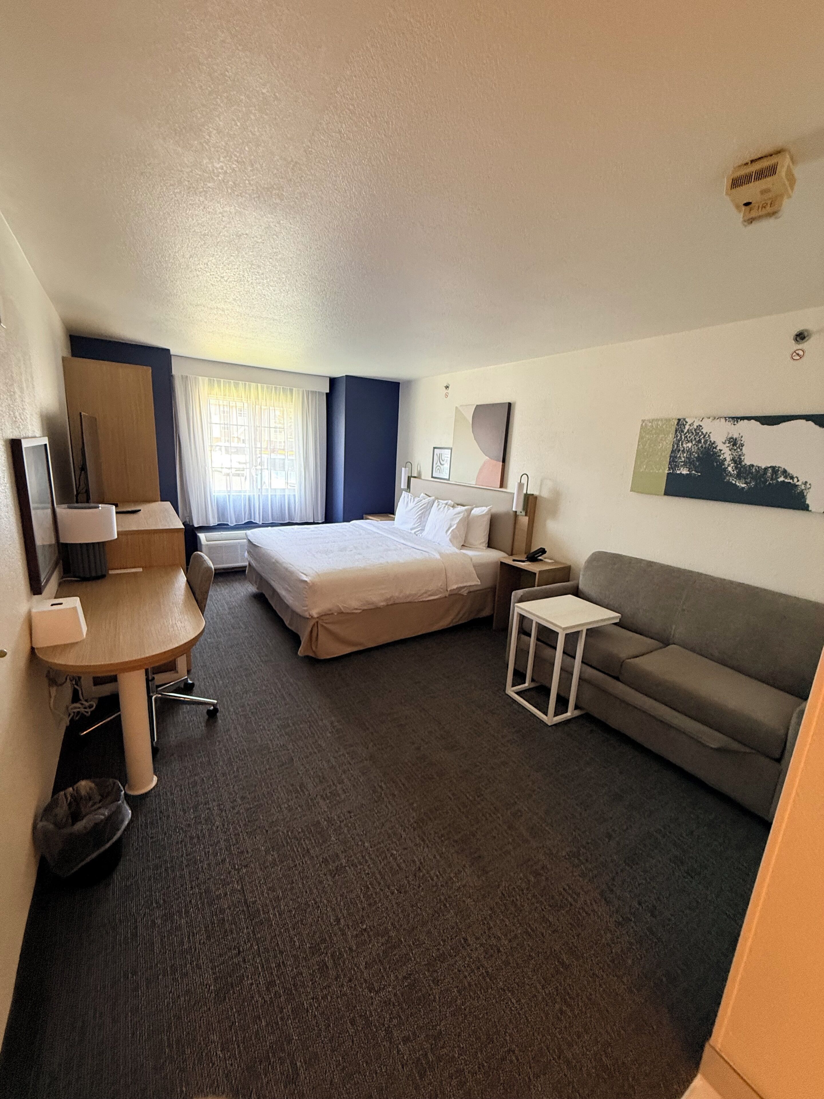 Chambre, accessible aux personnes à mobilité réduite, baignoire | Bureau, fer et planche à repasser, lits bébé (gratuits), Wi-Fi gratuit