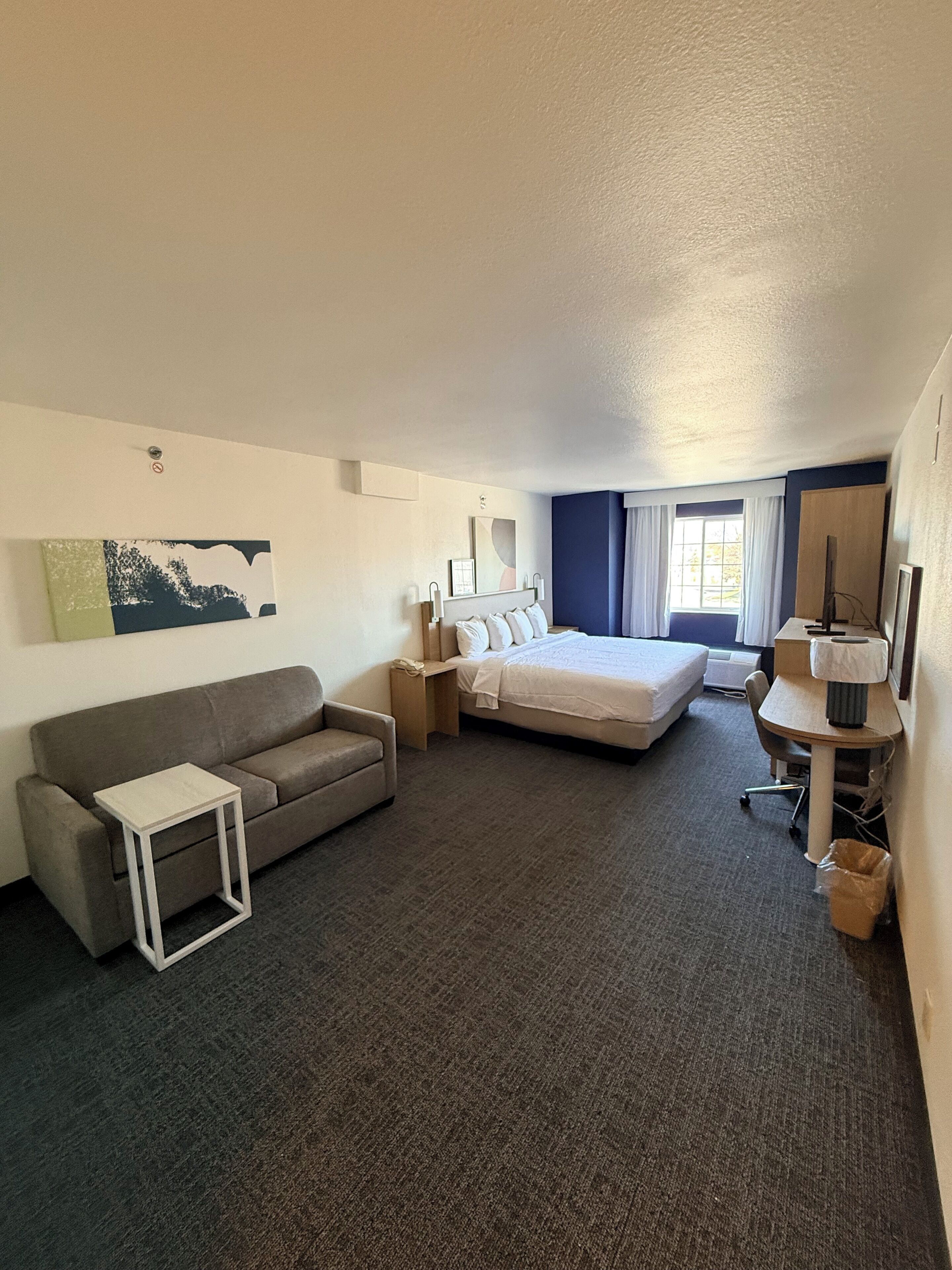 Meja kerja, setrika/meja setrika, dan tempat tidur bayi gratis