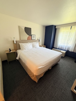 Chambre, 1 très grand lit, accessible aux personnes à mobilité réduite, baignoire | Bureau, fer et planche à repasser, lits bébé (gratuits), Wi-Fi gratuit