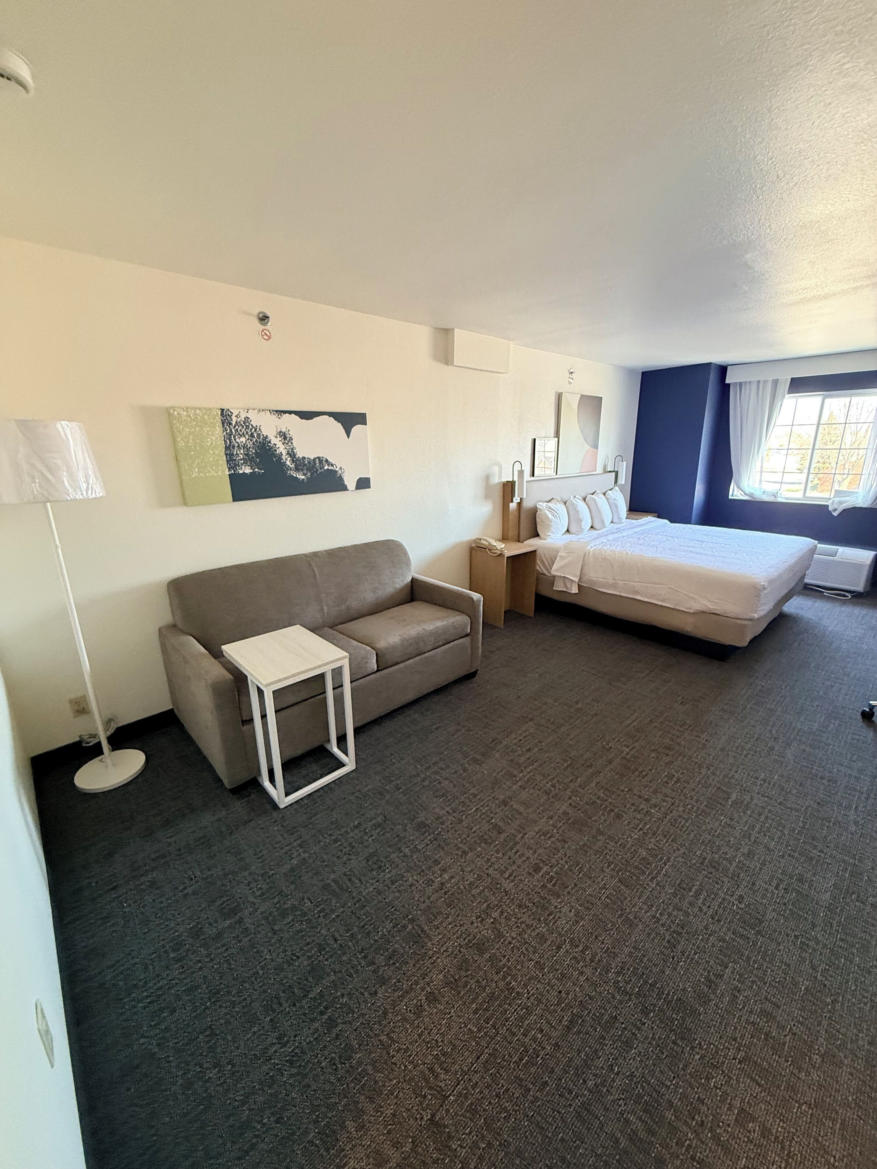 مكتب ومكواة/لوح كي وأسرّة أطفال/رضّع (مجانًا) وواي فاي مجانًا