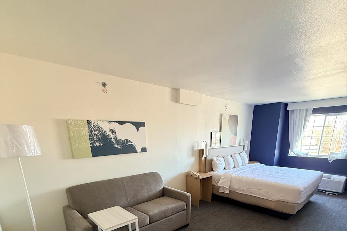 مكتب ومكواة/لوح كي وأسرّة أطفال/رضّع (مجانًا) وواي فاي مجانًا