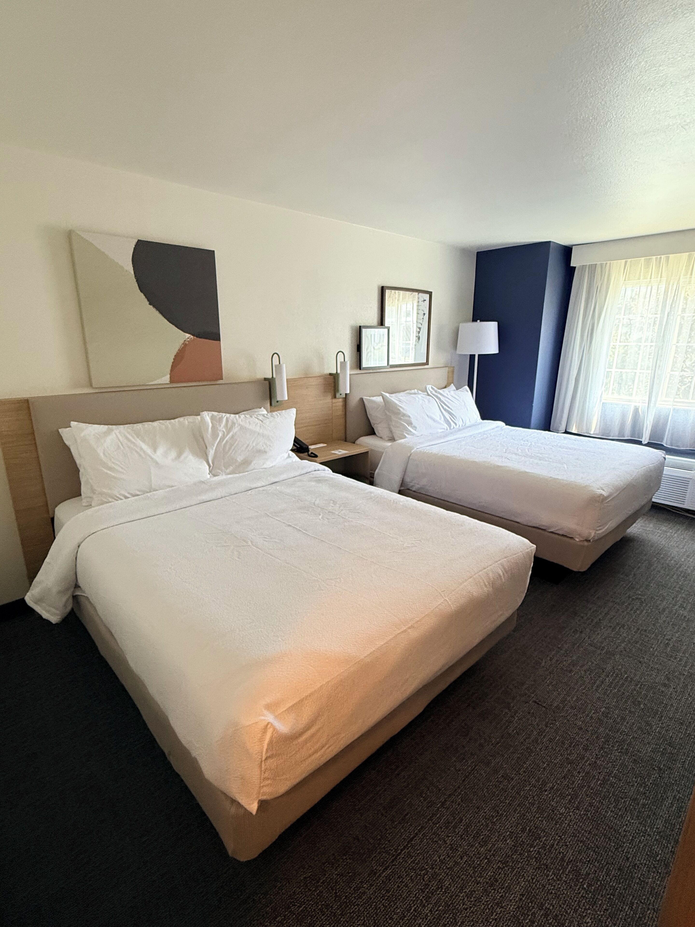 Chambre, 2 grands lits | Bureau, fer et planche à repasser, lits bébé (gratuits), Wi-Fi gratuit