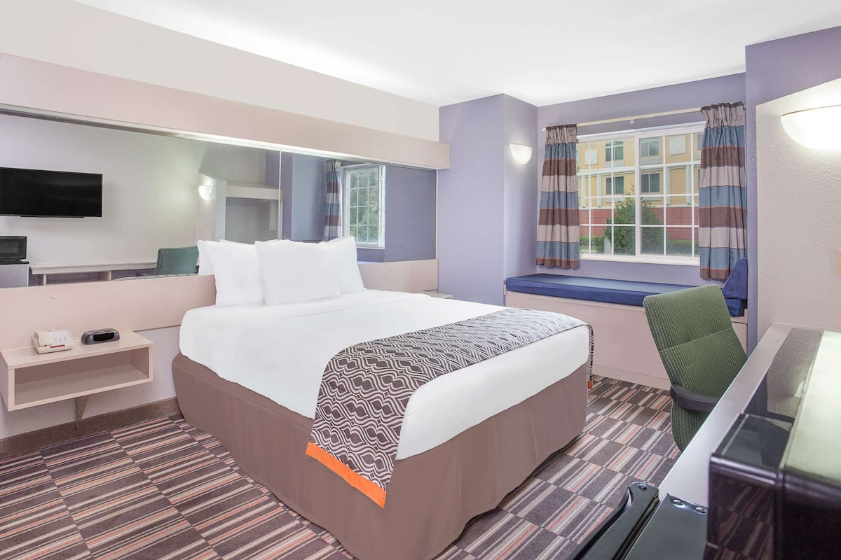 Room, 1 Queen Bed, Accessible, Non Smoking (Non-Pet Friendly) | Desk, iron/ironing board, free cribs/infant beds, free WiFi