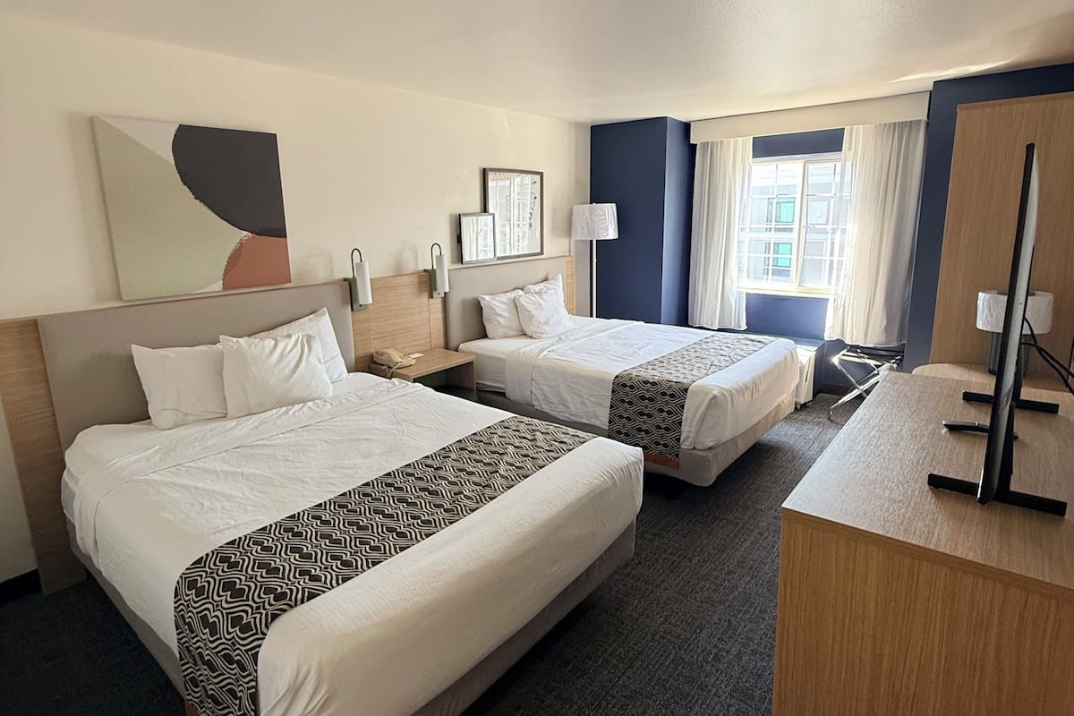 مكتب ومكواة/لوح كي وأسرّة أطفال/رضّع (مجانًا) وواي فاي مجانًا