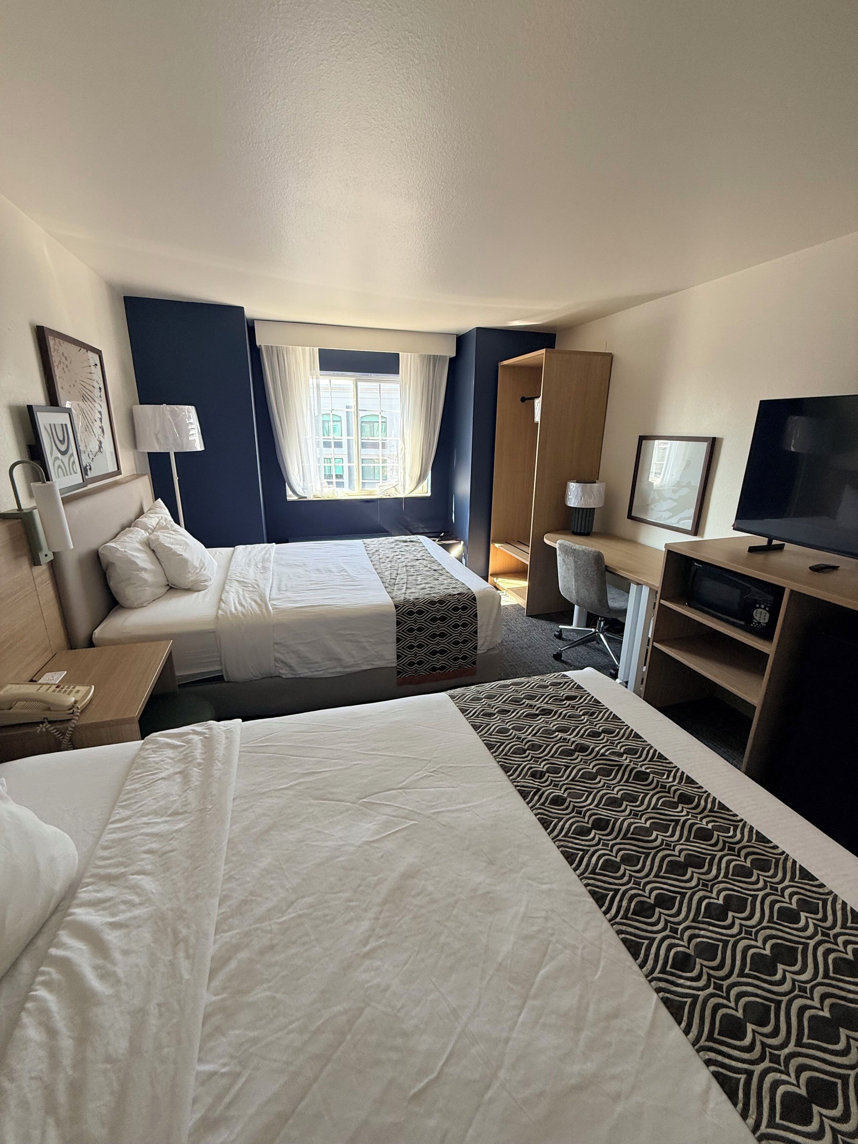 مكتب ومكواة/لوح كي وأسرّة أطفال/رضّع (مجانًا) وواي فاي مجانًا