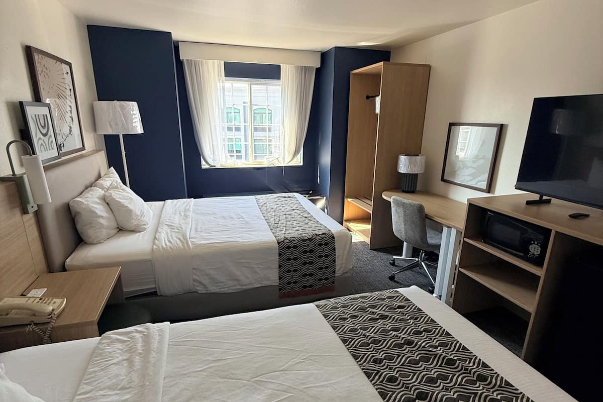 مكتب ومكواة/لوح كي وأسرّة أطفال/رضّع (مجانًا) وواي فاي مجانًا