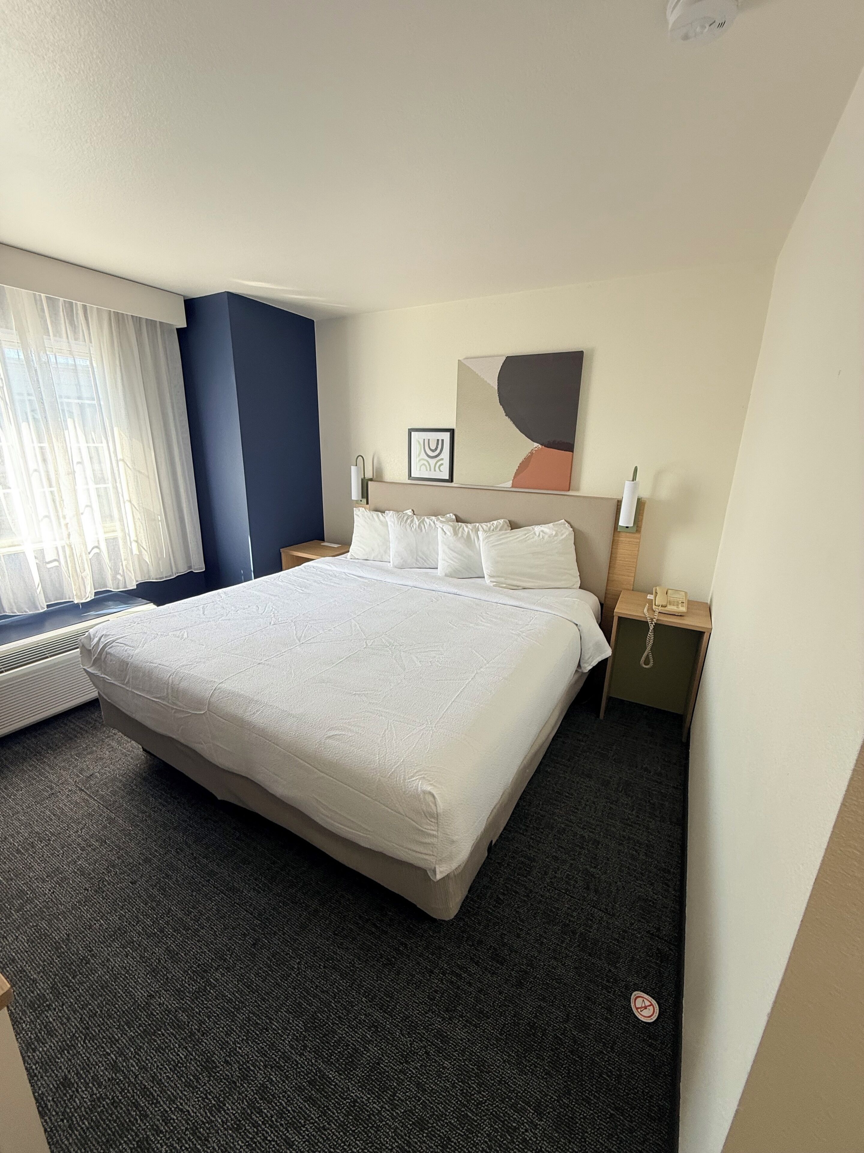 مكتب ومكواة/لوح كي وأسرّة أطفال/رضّع (مجانًا) وواي فاي مجانًا