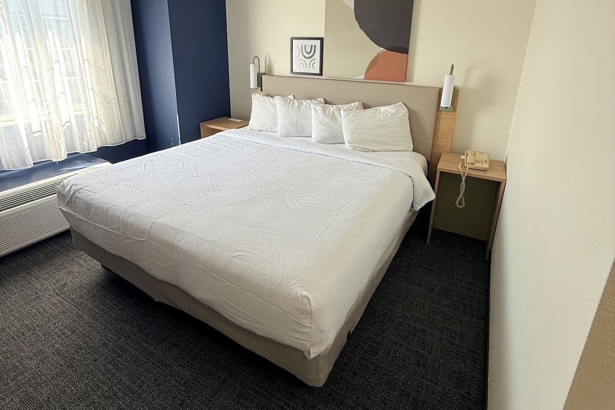 مكتب ومكواة/لوح كي وأسرّة أطفال/رضّع (مجانًا) وواي فاي مجانًا