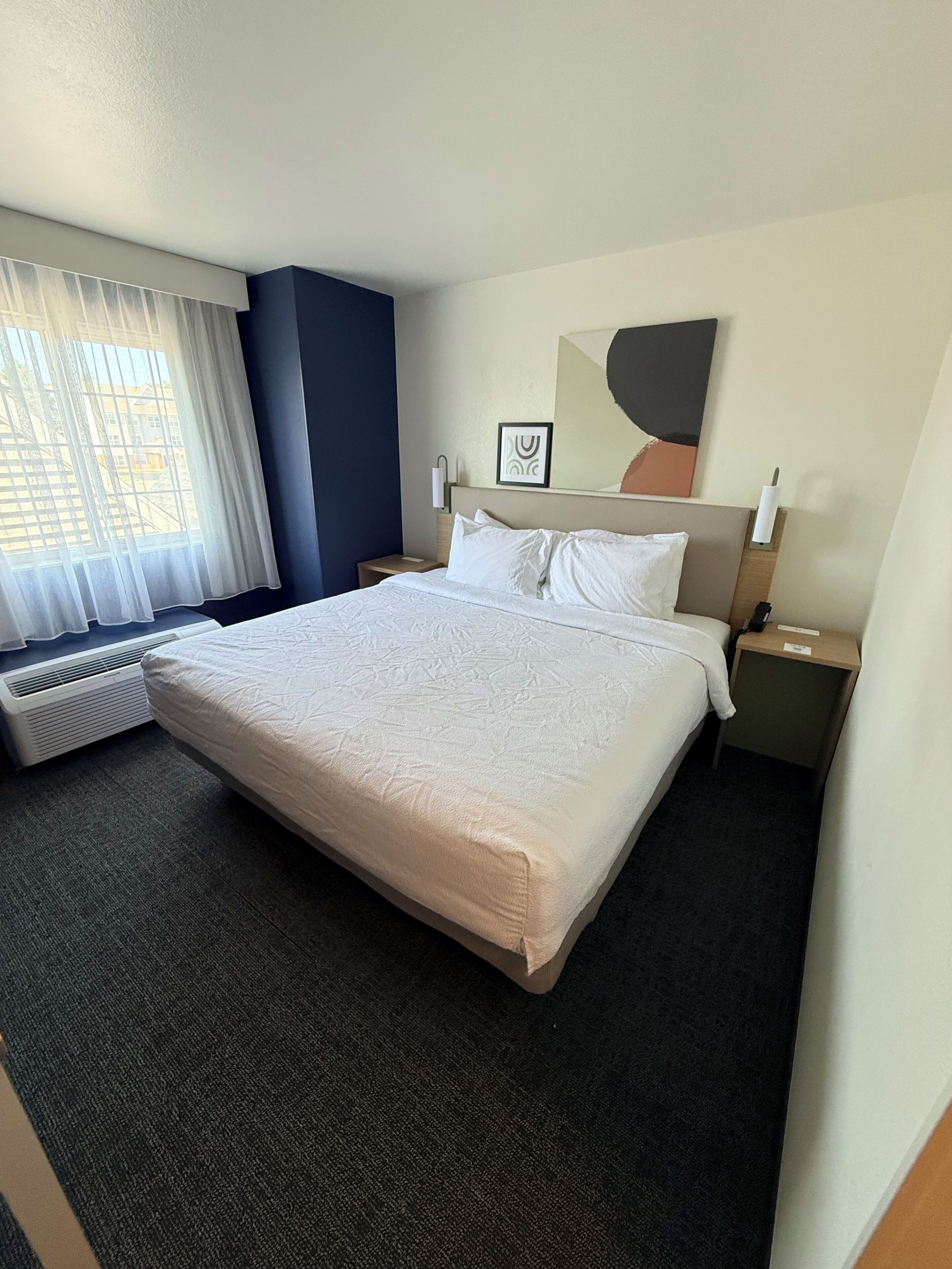 Chambre, 1 très grand lit | Bureau, fer et planche à repasser, lits bébé (gratuits), Wi-Fi gratuit