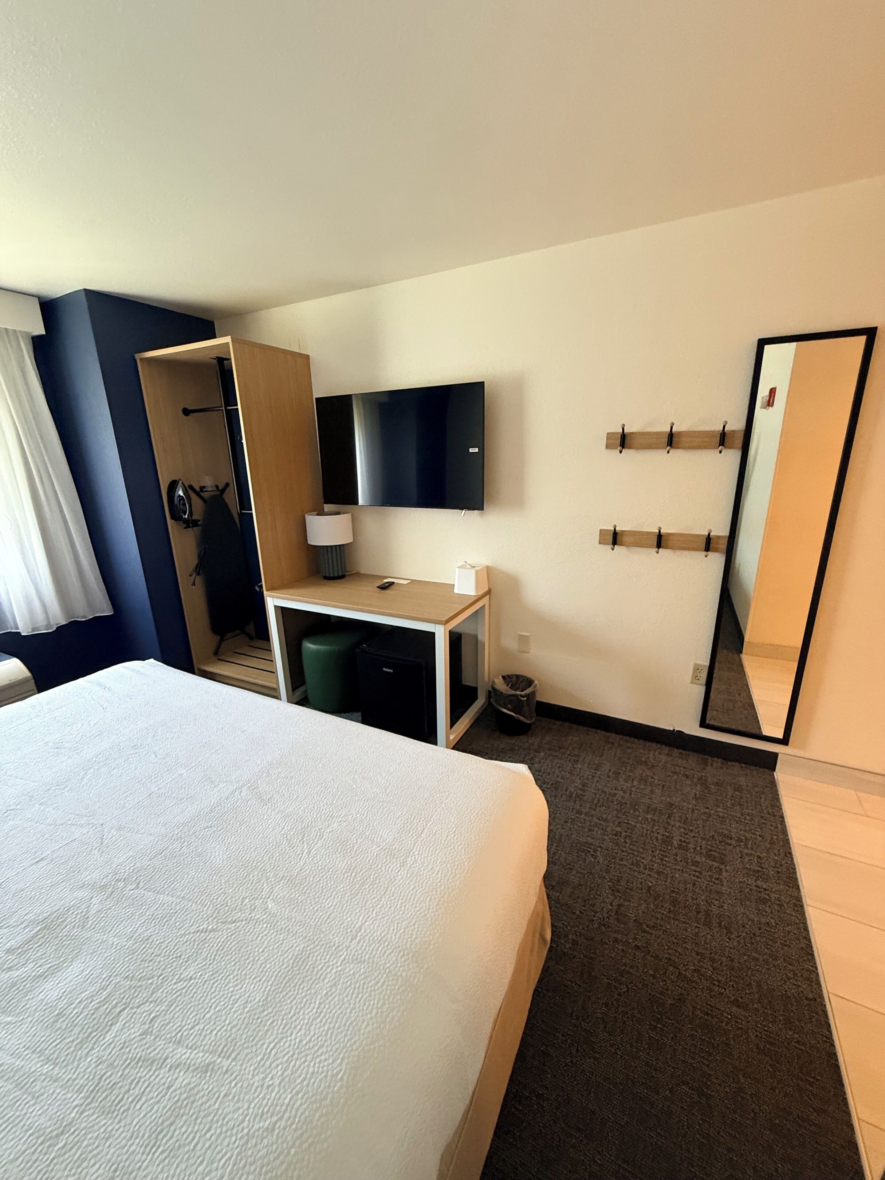 Chambre, 1 très grand lit, accessible aux personnes à mobilité réduite, baignoire | Bureau, fer et planche à repasser, lits bébé (gratuits), Wi-Fi gratuit