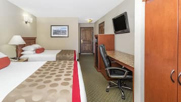 Une chambre d’hôtel avec deux lits, un bureau, une chaise, une télévision et une porte.