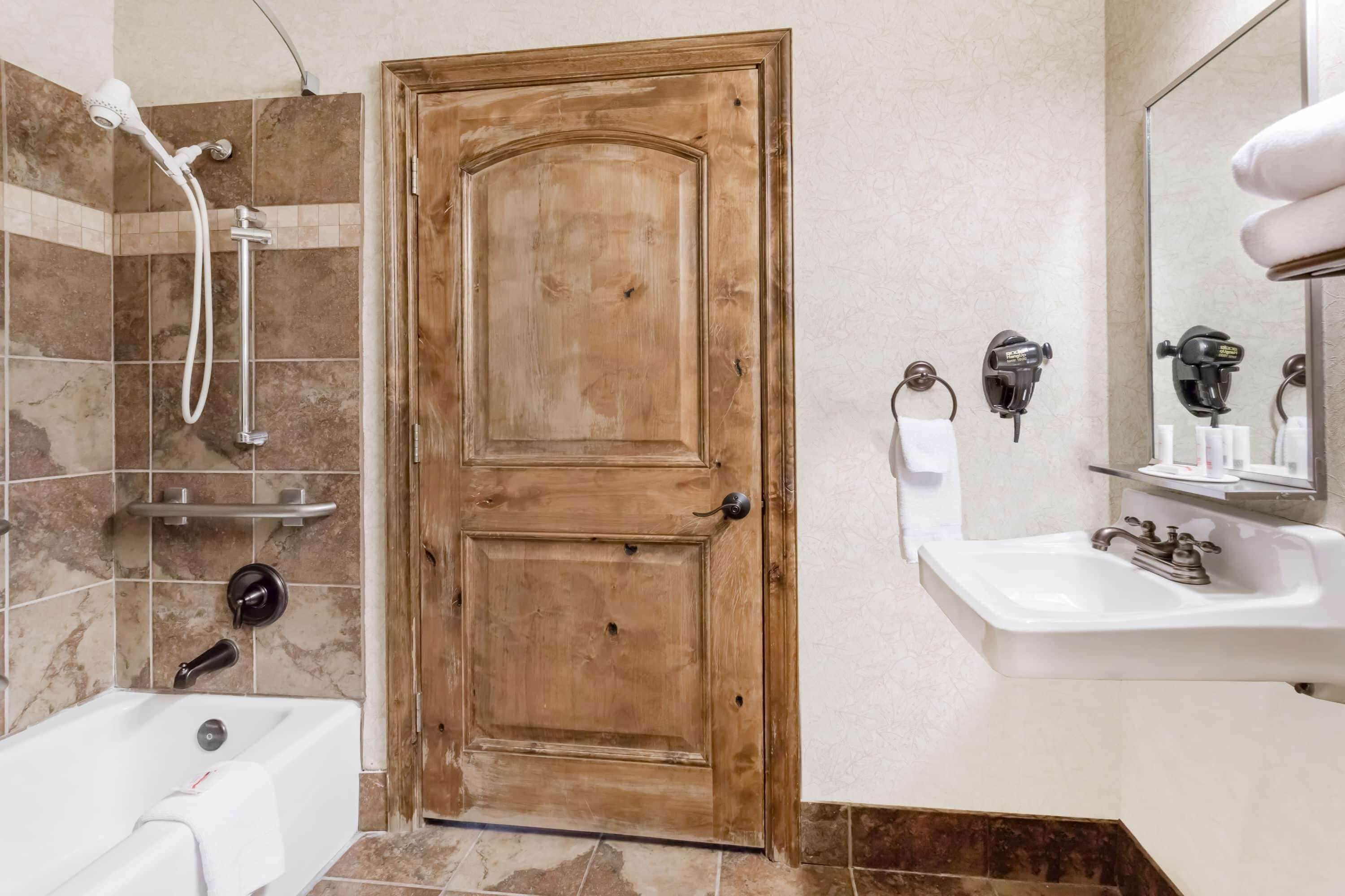 Habitación estándar, 1 cama de matrimonio, no fumadores (Mobility Accessible) | Baño | Ducha y bañera combinadas y artículos de higiene personal gratuitos