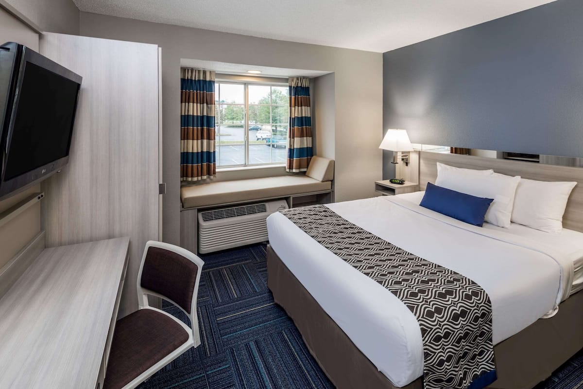 Premium bedding, desk, iron/ironing board, free WiFi