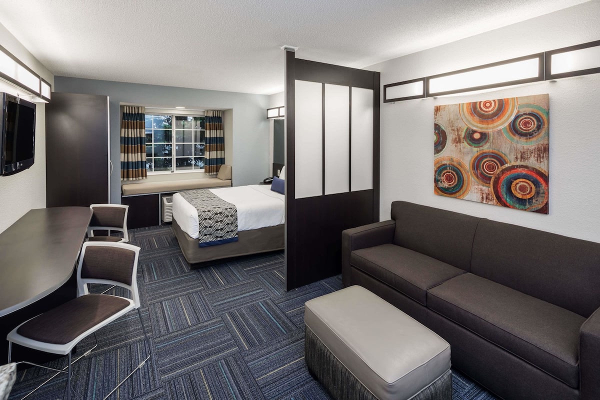 Suite, 1 Queen Bed, Non Smoking | Premium bedding, desk, iron/ironing board, free WiFi