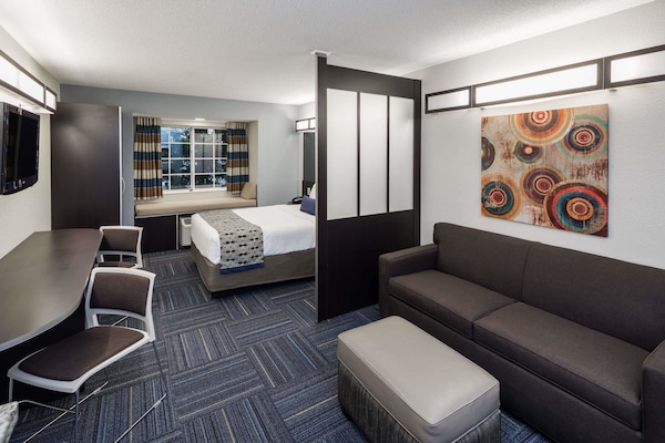 Suite, 1 Tempat Tidur Queen, Bebas Asap Rokok | Seprai premium, meja kerja, setrika/meja setrika, dan Wi-Fi gratis