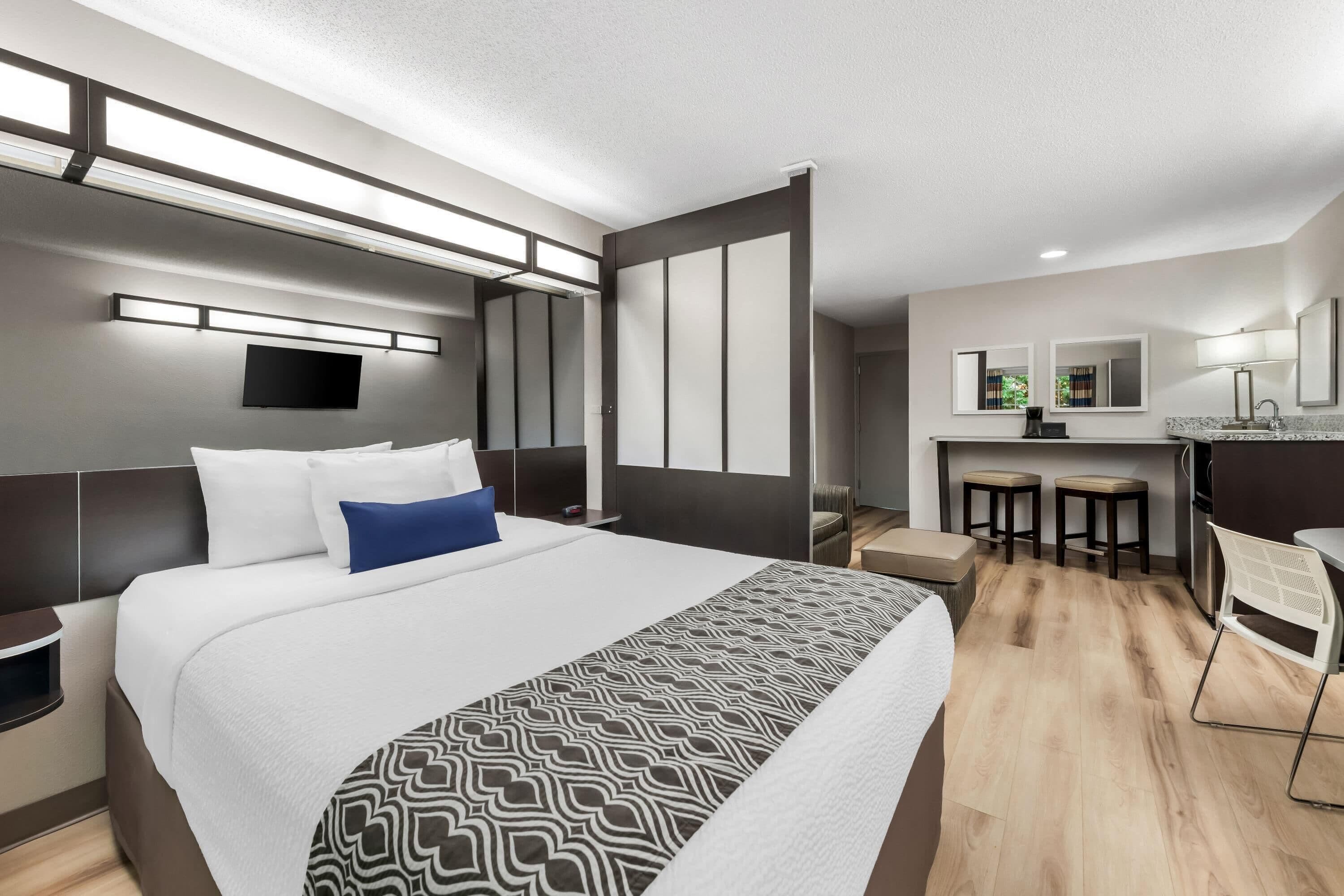 Suite, 1 Queen Bed, Non Smoking | Premium bedding, desk, iron/ironing board, WiFi (free)