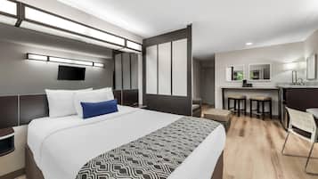 Suite, 1 Queen Bed, Non Smoking | Premium bedding, desk, iron/ironing board, WiFi (free)