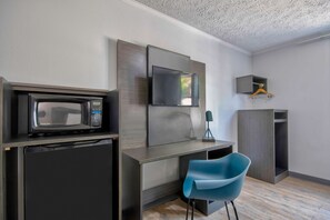 Desk, blackout curtains, free WiFi, bed sheets - Motel 6 Stafford, TX – SW Houston - Sugarland (Stafford)