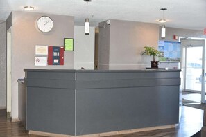 Reception - Microtel Inn & Suites by Wyndham Fond Du Lac (Fond du Lac)