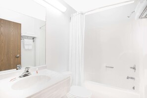 Quarto standard, 2 camas Queen | Banheiro | Produtos de toalete grátis, toalhas de banho
