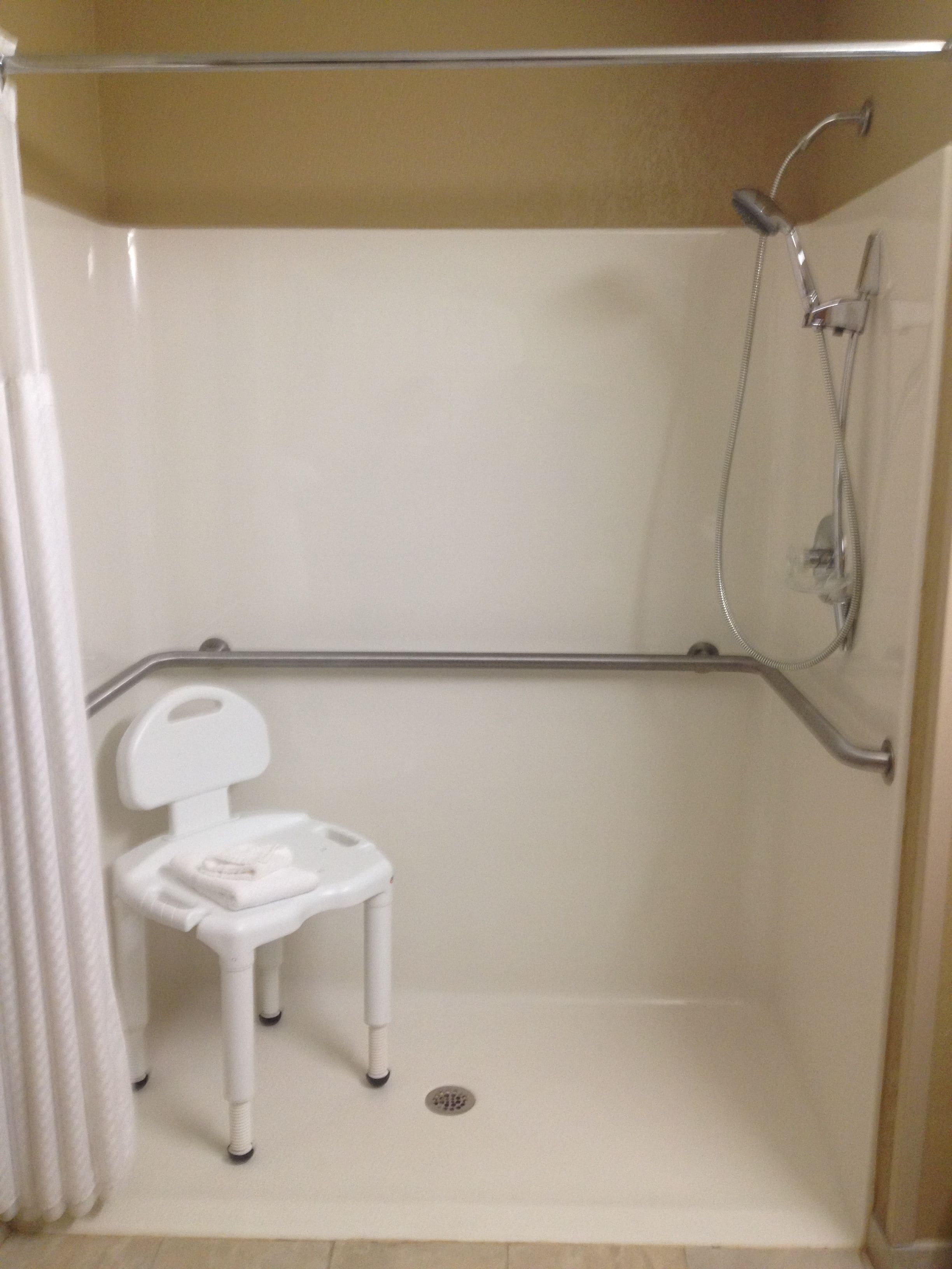 room, 1 queen bed, accessible, non smoking (mobility,roll-in shower) | bathroom shower