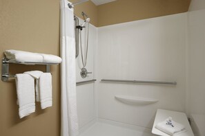 Habitación, 1 cama Queen size, con acceso para personas discapacitadas (Mobility,Roll-In Shower) | Baño | Tina con regadera, amenidades de baño gratuitas, secadora de cabello 