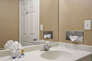 Ensemble baignoire-douche, articles de toilette (gratuits)