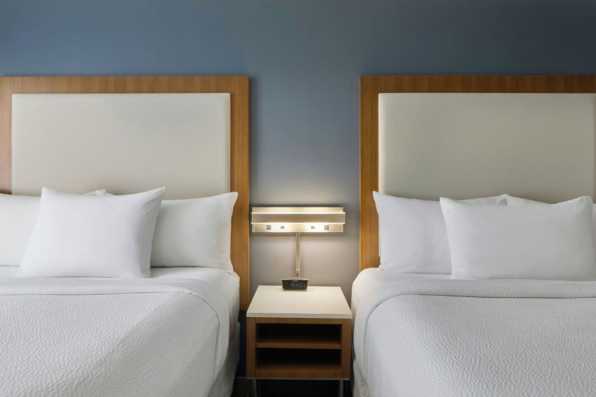 Hochwertige Bettwaren, Daunenbettdecken, Pillowtop-Betten, Schreibtisch