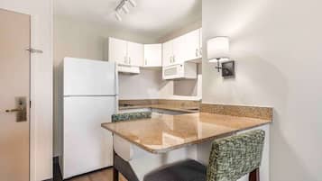 Deluxe Studio, 1 King Bed with Sofa bed, Non Smoking | Private kitchen