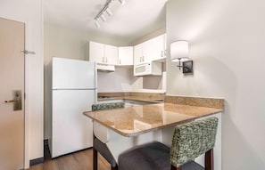 Studio Deluxe, 1 très grand lit et 1 canapé-lit, non-fumeur | Cuisine privée | Réfrigérateur grande capacité avec congélateur, four à micro-ondes