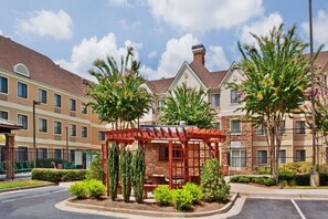 BBQ/picnic Area - Sonesta ES Suites Atlanta Alpharetta Avalon (Alpharetta)