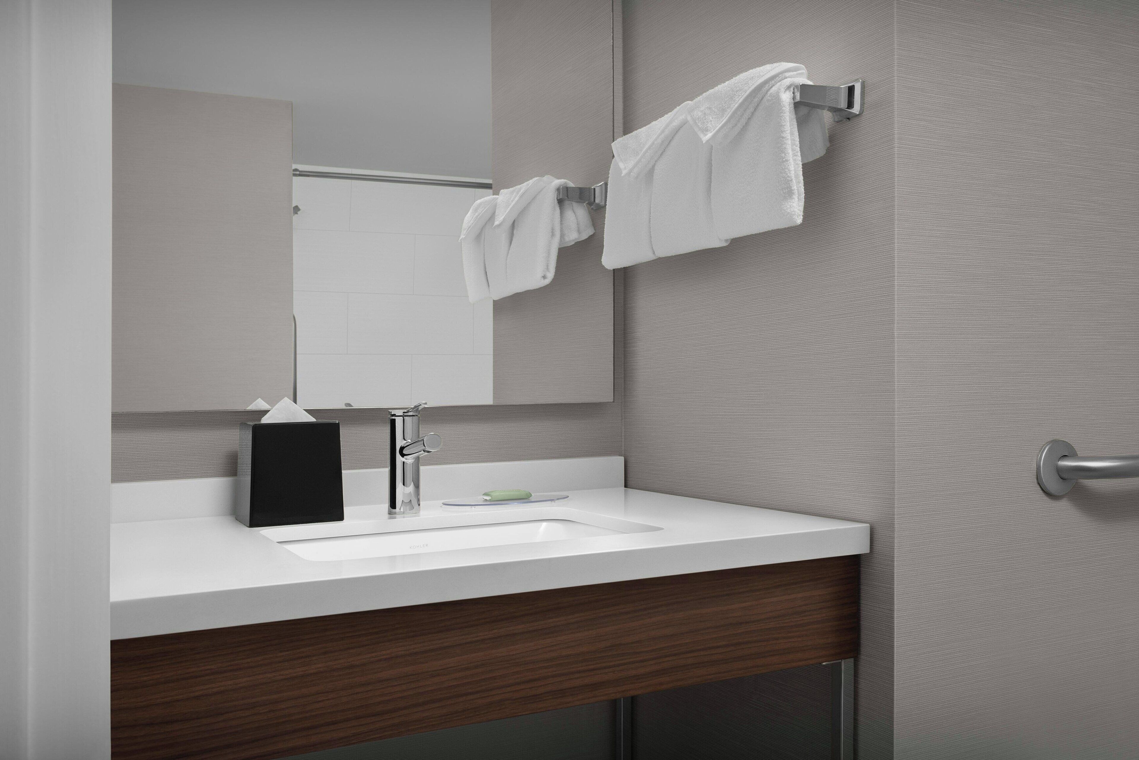 combined shower/bathtub, hair dryer, towels